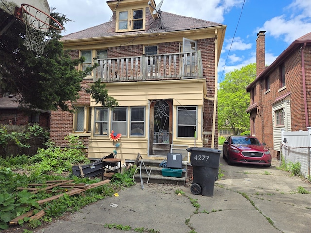 view of front of property with a balcony