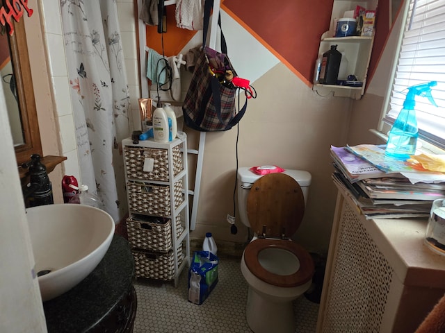 bathroom featuring a shower with curtain and toilet