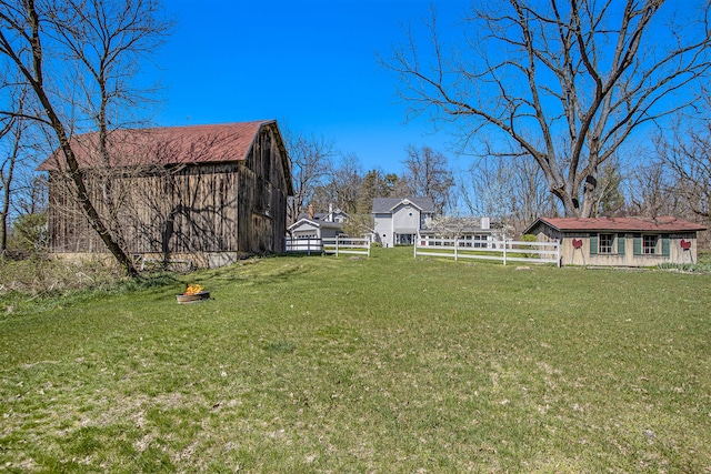 view of yard featuring an outdoor structure