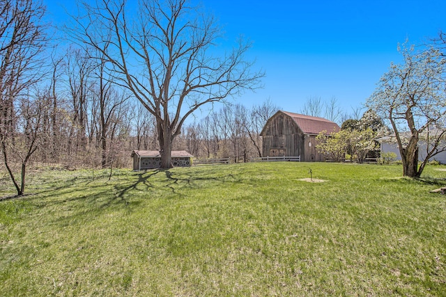 view of yard with an outbuilding