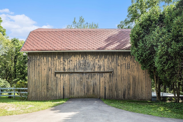 view of side of home featuring an outdoor structure