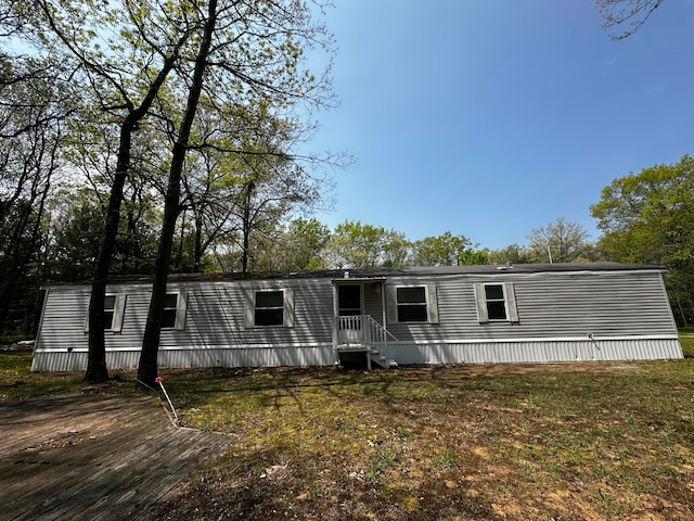 manufactured / mobile home featuring a front lawn