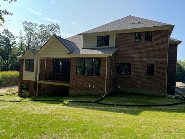 back of house featuring a lawn