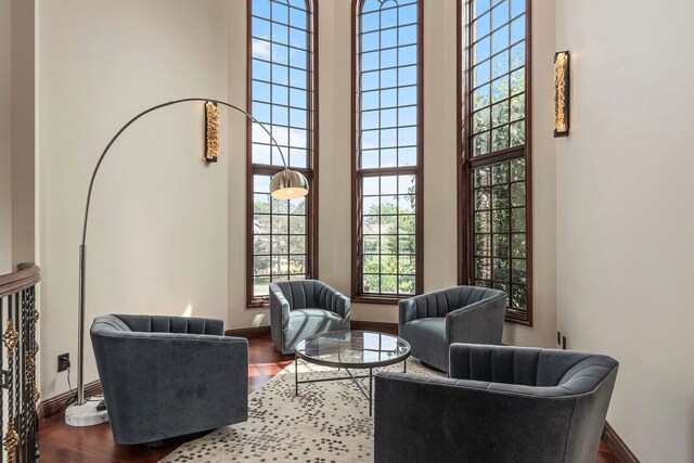 75 Chateaux Du Lac, Fenton, MI 48430 - living area with baseboards, a towering ceiling, and wood finished floors