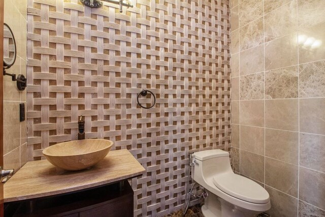 75 Chateaux Du Lac, Fenton, MI 48430 - bathroom featuring toilet and vanity