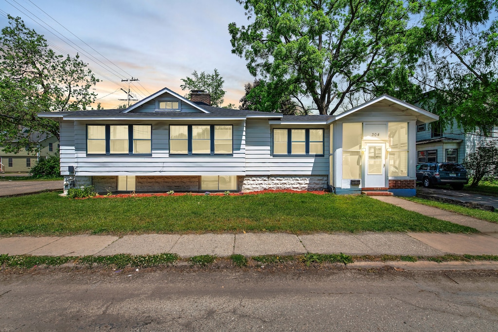 view of front of home featuring a lawn