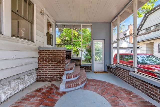 property entrance featuring a porch