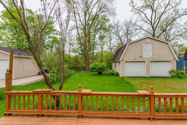 view of yard featuring a garage and an outdoor structure