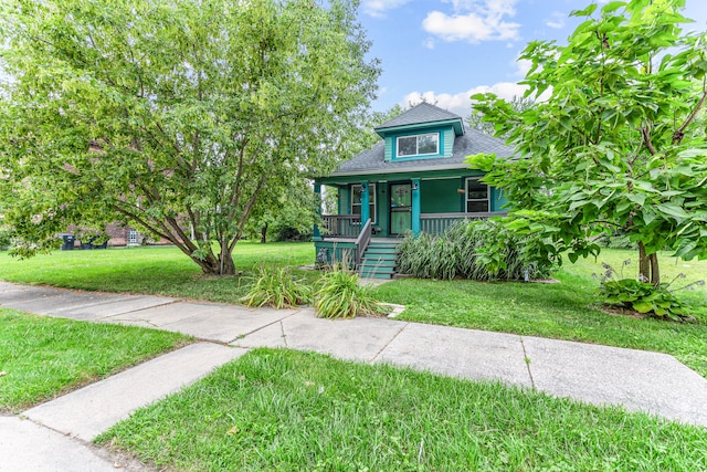 view of front of property featuring a front lawn and a porch