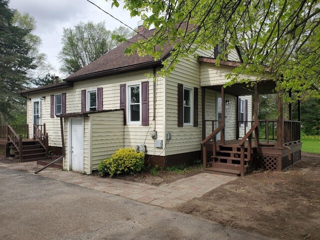 7200 E Tomah Rd, Mount Pleasant, MI 48858 - view of front of property with a chimney