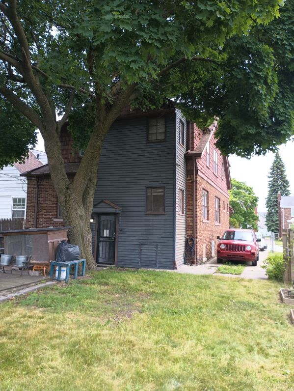 exterior space featuring a front yard