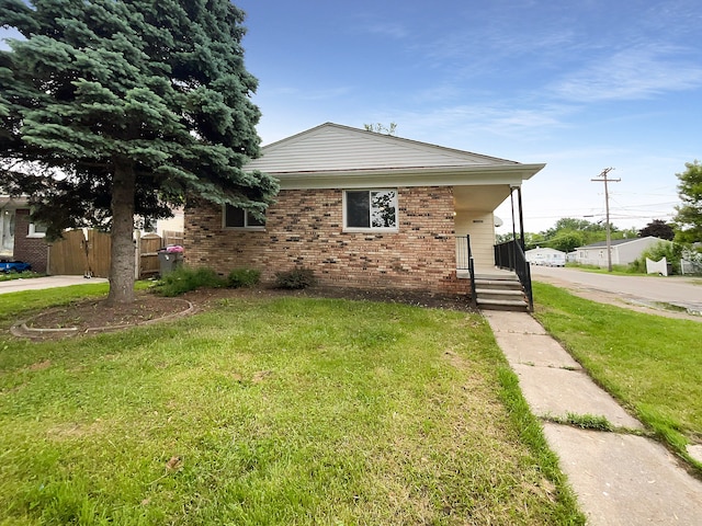 view of front facade with a front lawn and covered porch