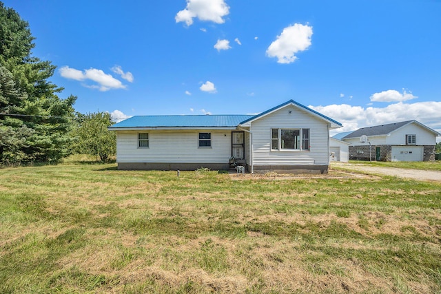 view of front of property featuring a front lawn