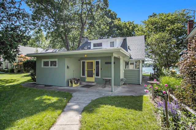 bungalow-style home featuring a front lawn