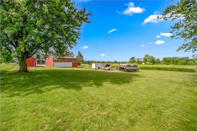 view of yard with an outbuilding