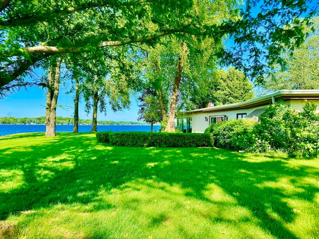 view of yard featuring a water view