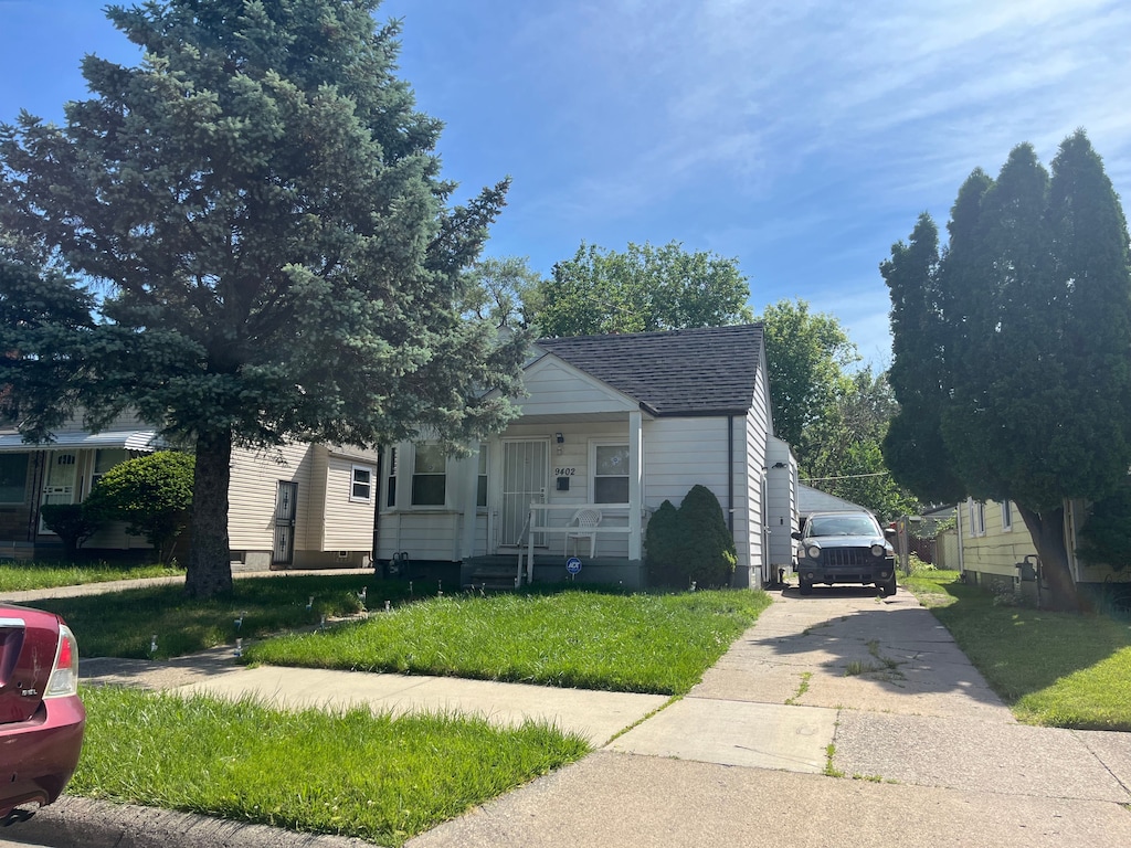 bungalow-style house featuring a front lawn