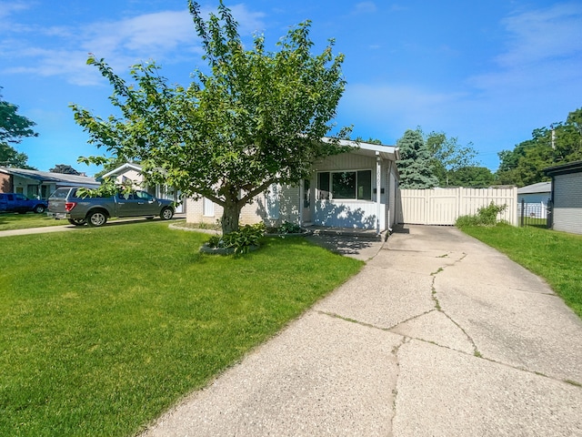 view of front of home featuring a front lawn