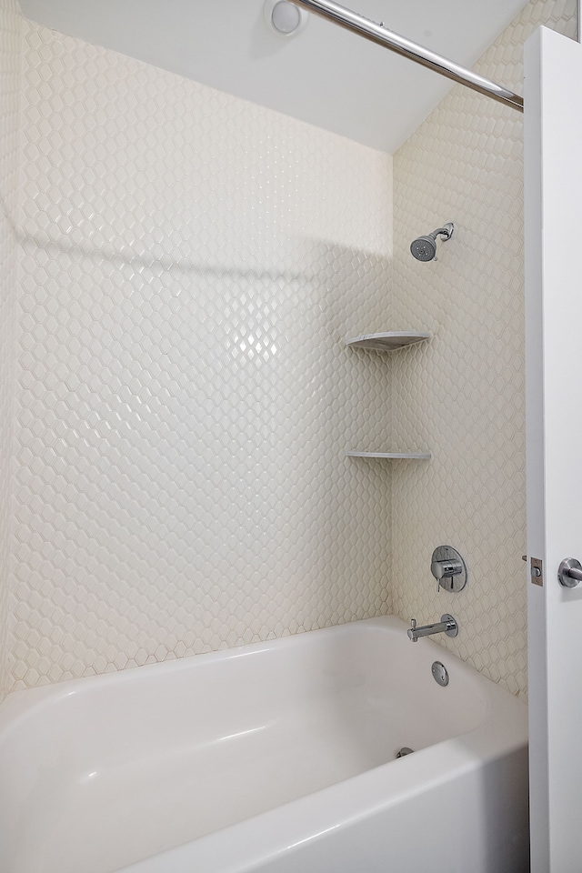 bathroom with tiled shower / bath