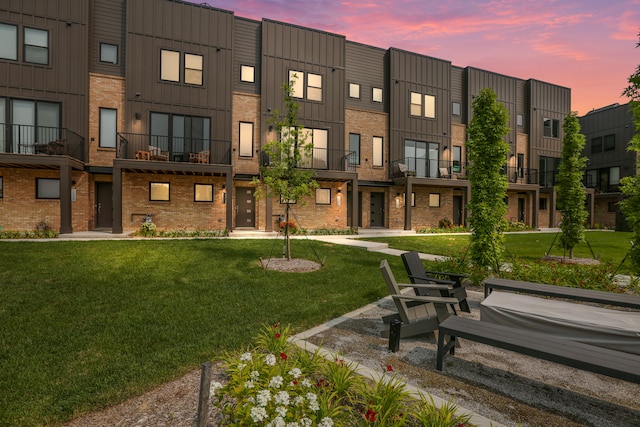 view of home's community featuring a lawn