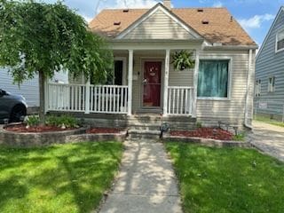 bungalow-style home featuring a front lawn