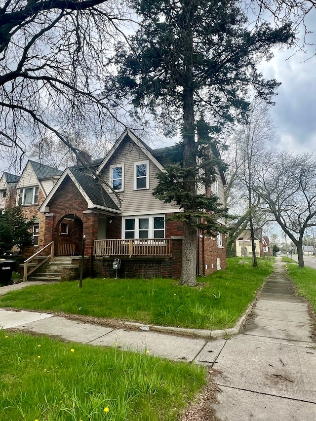 view of front of house featuring a front yard