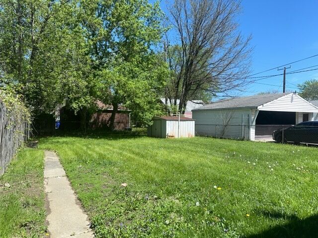 view of yard with a shed