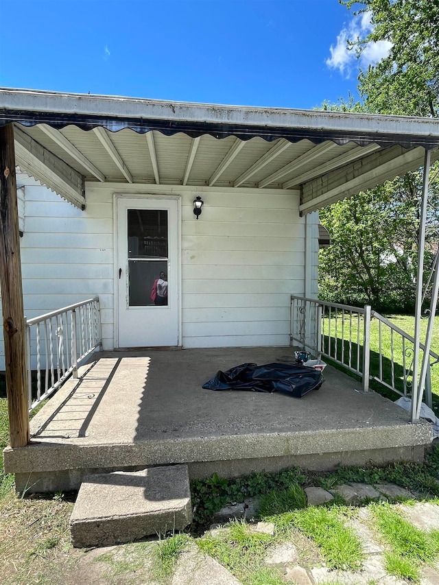 property entrance featuring a wooden deck