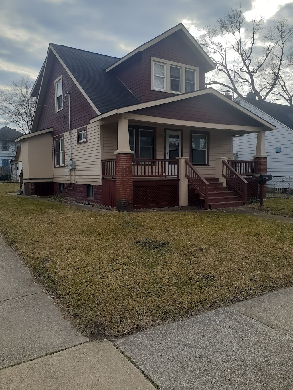 view of front facade featuring covered porch and a front yard