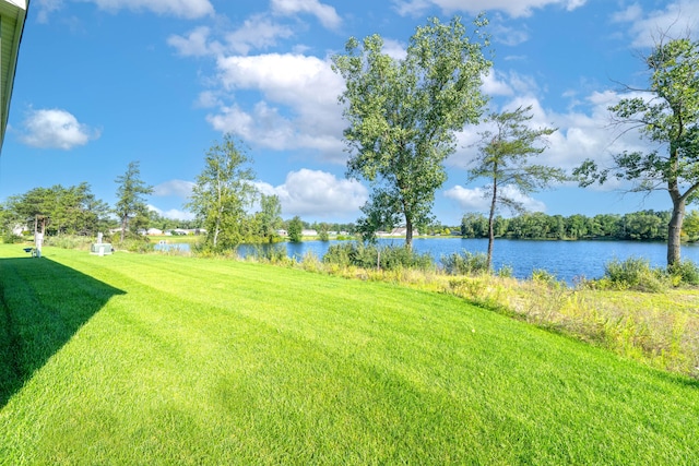 view of yard featuring a water view