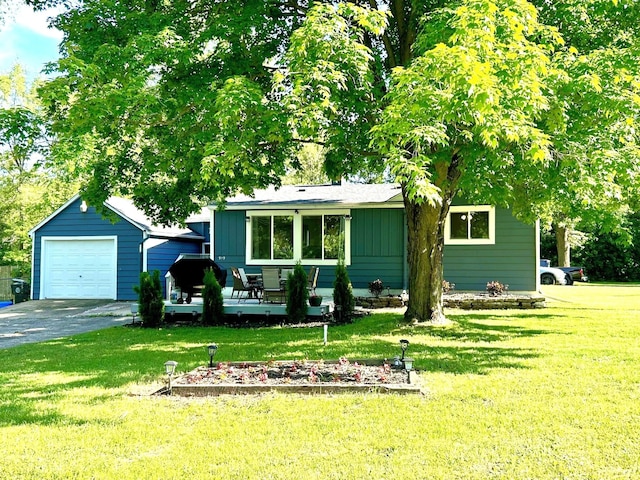 view of front facade featuring a front yard