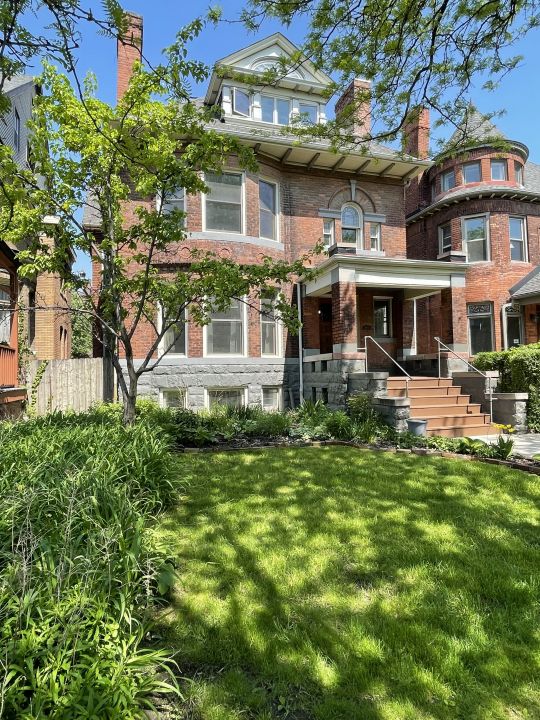 view of front of home featuring a front yard