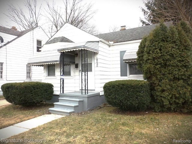 view of front of house featuring a front lawn