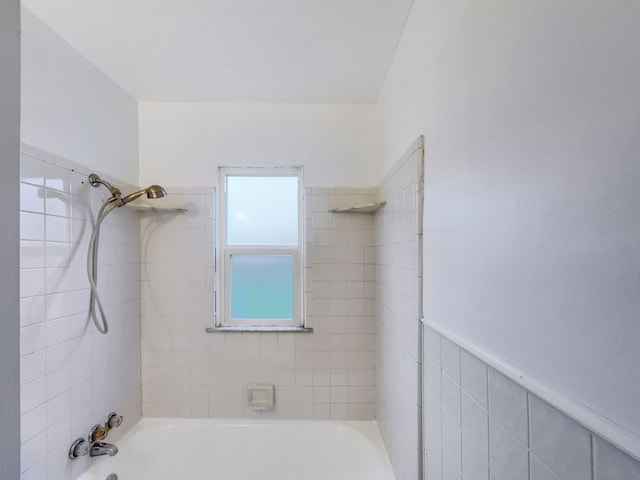 bathroom featuring tiled shower / bath combo