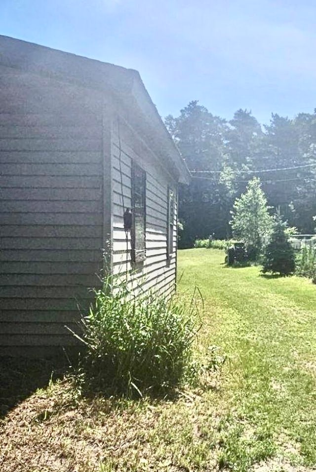 view of side of property featuring a lawn