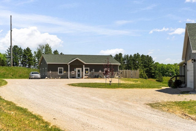 ranch-style house featuring a front yard