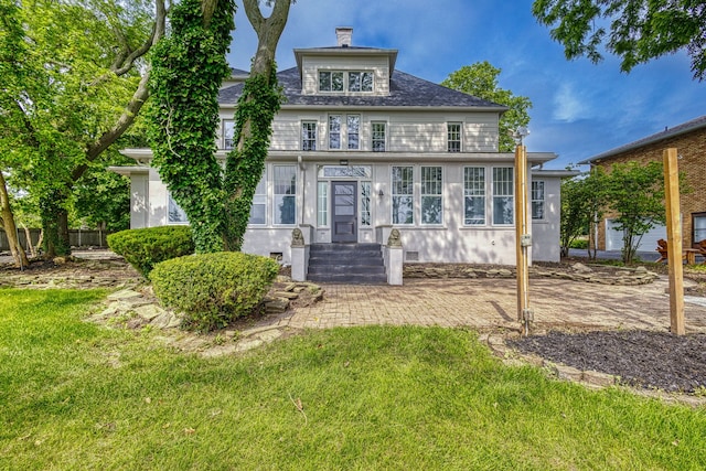 view of front facade with a front lawn