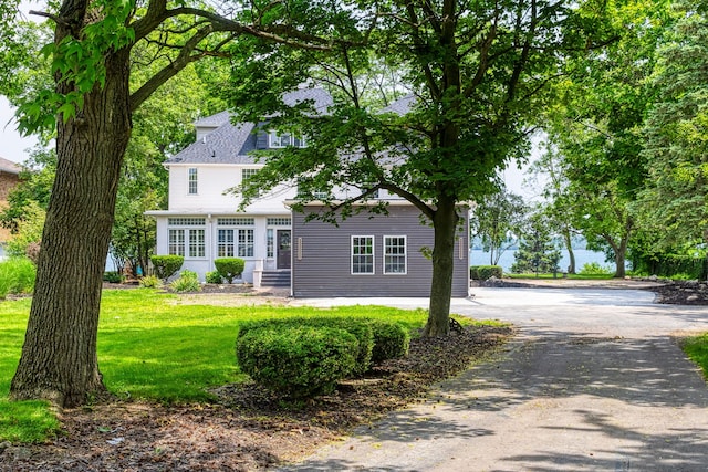 view of front of home featuring a front yard