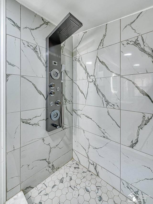 bathroom featuring a tile shower