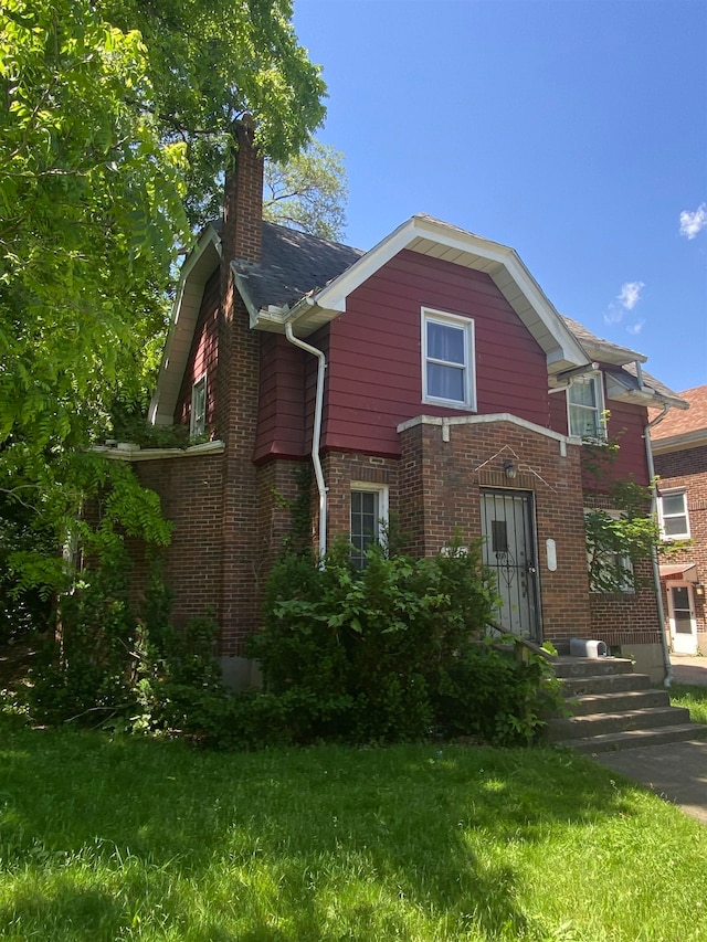 view of front facade with a front lawn