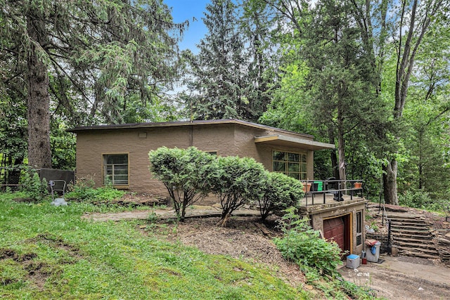 6888 Ann Arbor Rd, Jackson, MI 49201 - rear view of property with a garage