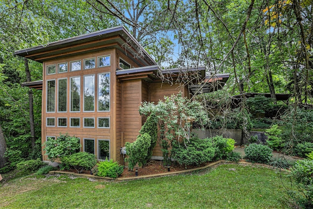 6888 Ann Arbor Rd, Jackson, MI 49201 - view of side of home with a lawn