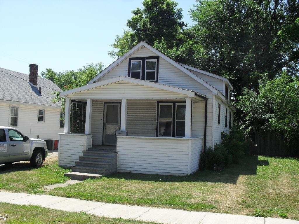 bungalow-style house with a porch and a front yard