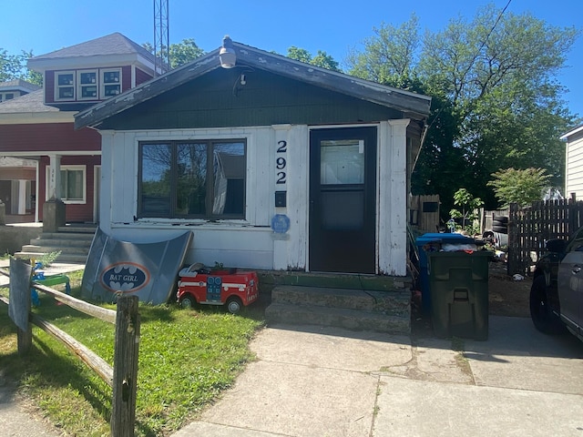 view of front of house featuring a front yard