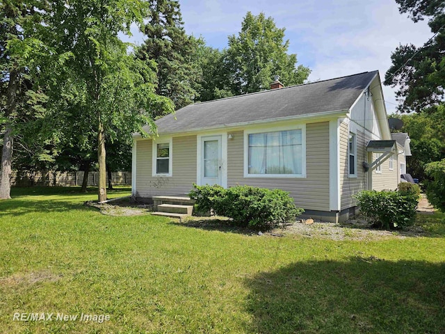 view of front of property featuring a front yard and fence