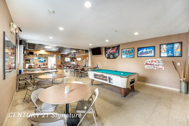 playroom featuring pool table