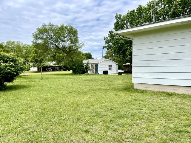 view of yard featuring an outbuilding