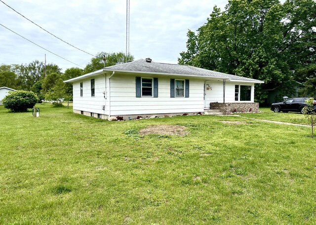 view of front of home featuring a front lawn