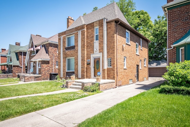 view of front facade featuring a front yard