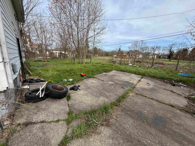 view of yard with a patio area